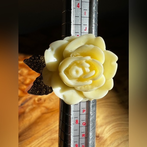 🌹Beautiful Ivory Rose Ring W/ Jewelled Leaves - Picture 12 of 14